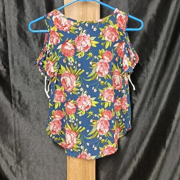 Super cute floral cold shoulder top! Perfect for spring and summer. - Picture 6 of 6